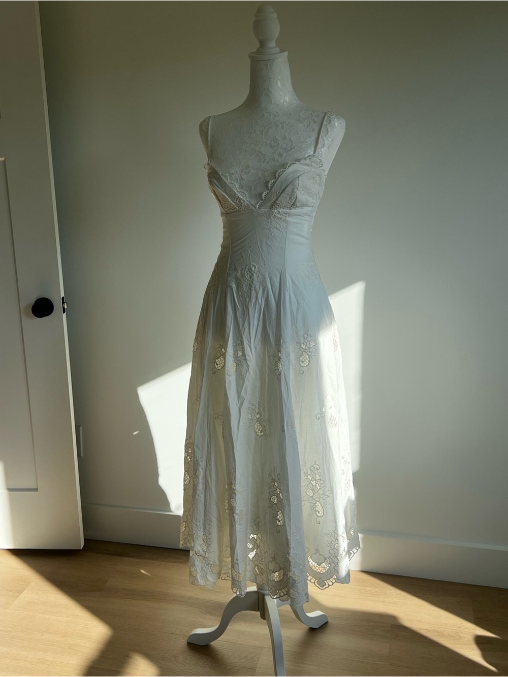 House of Cb TATIANA
White Cotton Broderie Anglaise Midi Sundress